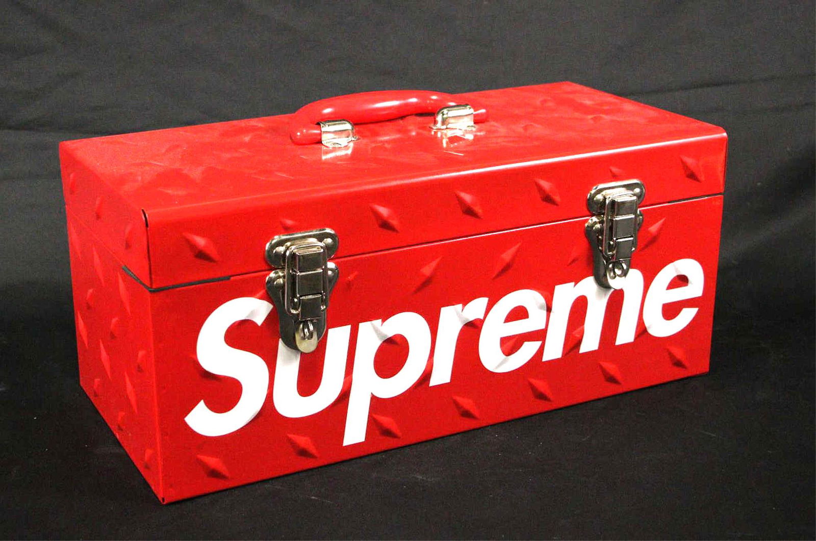 RARE FW18 SUPREME DIAMOND PLATE RED TOOL BOX: RARE FW18 SUPREME DIAMOND PLATE RED TOOL BOX Height: 7 in. by Width: 17 in. by Depth: 8 in.