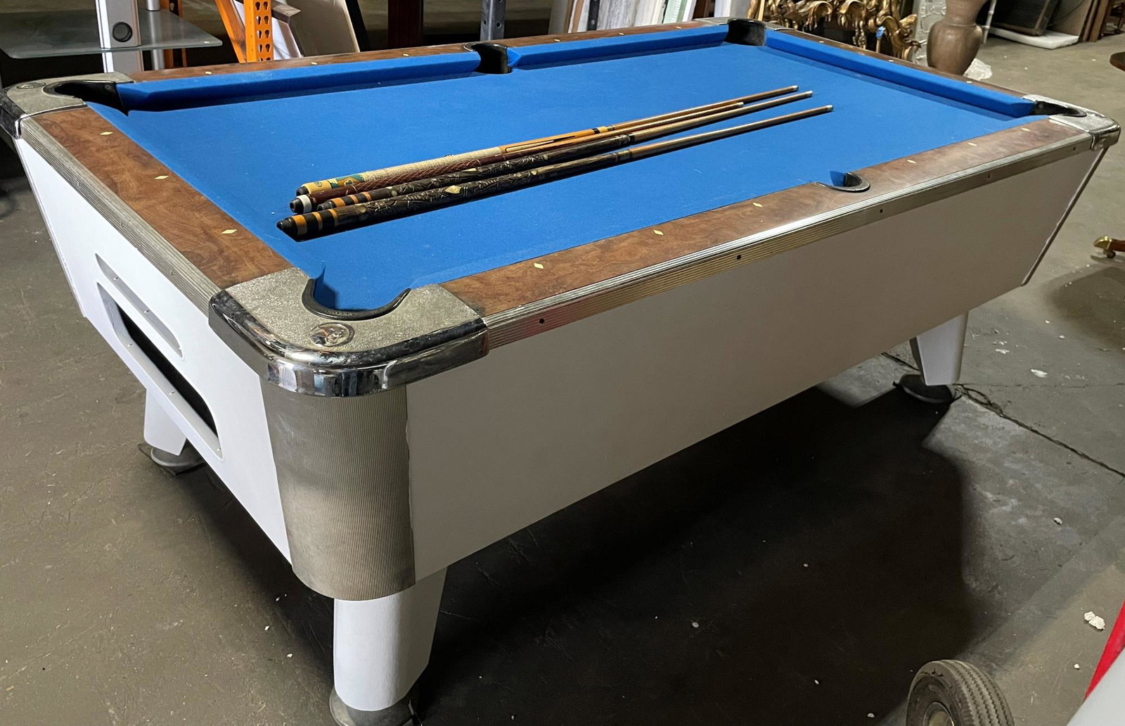 VALLEY DYNAMO 6-1/2ft COIN OP POOL TABLE: VALLEY DYNAMO 6-1/2ft COIN OP POOL TABLE - NICE BLUE FELT TOP WITH NO RIPS OR TEARS, AND INCLUDES A FULL SET OF BALLS AND A COUPLE OF CUE STICKS; MISSING THE FRONT GLASS DOOR, BUT FUNCTIONS PERFECTLY.