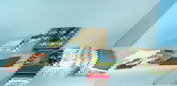 BOX LOT OF ASSORTED TABLEWARE LINENS: BOX LOT OF ASSORTED TABLEWARE LINENS. ASSORTED NAPKINS, PLACEMATS, TABLE RUNNERS, TABLECLOTHS, DECORATIVE WALL HANGINGS.