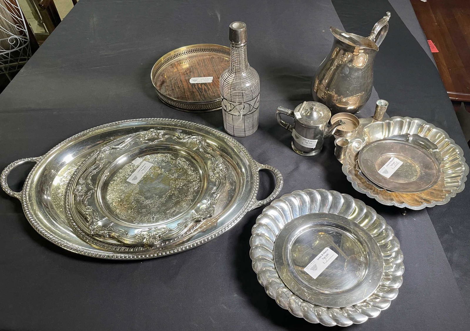 MIXED LOT OF THIRTEEN SILVER PLATED SERVING PIECES (1 of 6)