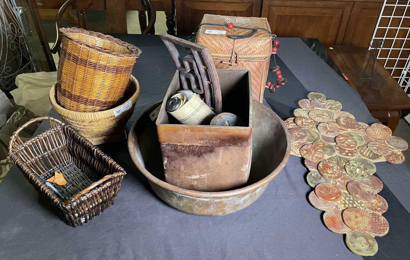 MIXED LOT OF TEN DECORATIVE PIECES (1 of 5)