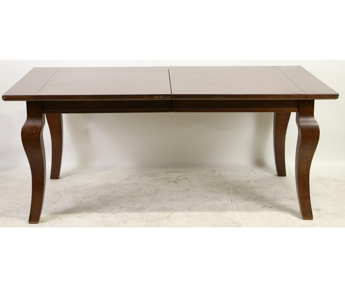 DINING ROOM TABLE WITH INTERNAL LEAVES: DINING ROOM TABLE WITH INTERNAL LEAVES WITH SOME LIGHT SCRATCHES.