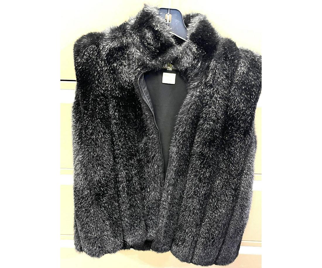 BLACK FAUX FUR VEST SIZE MEDIUM (1 of 1)