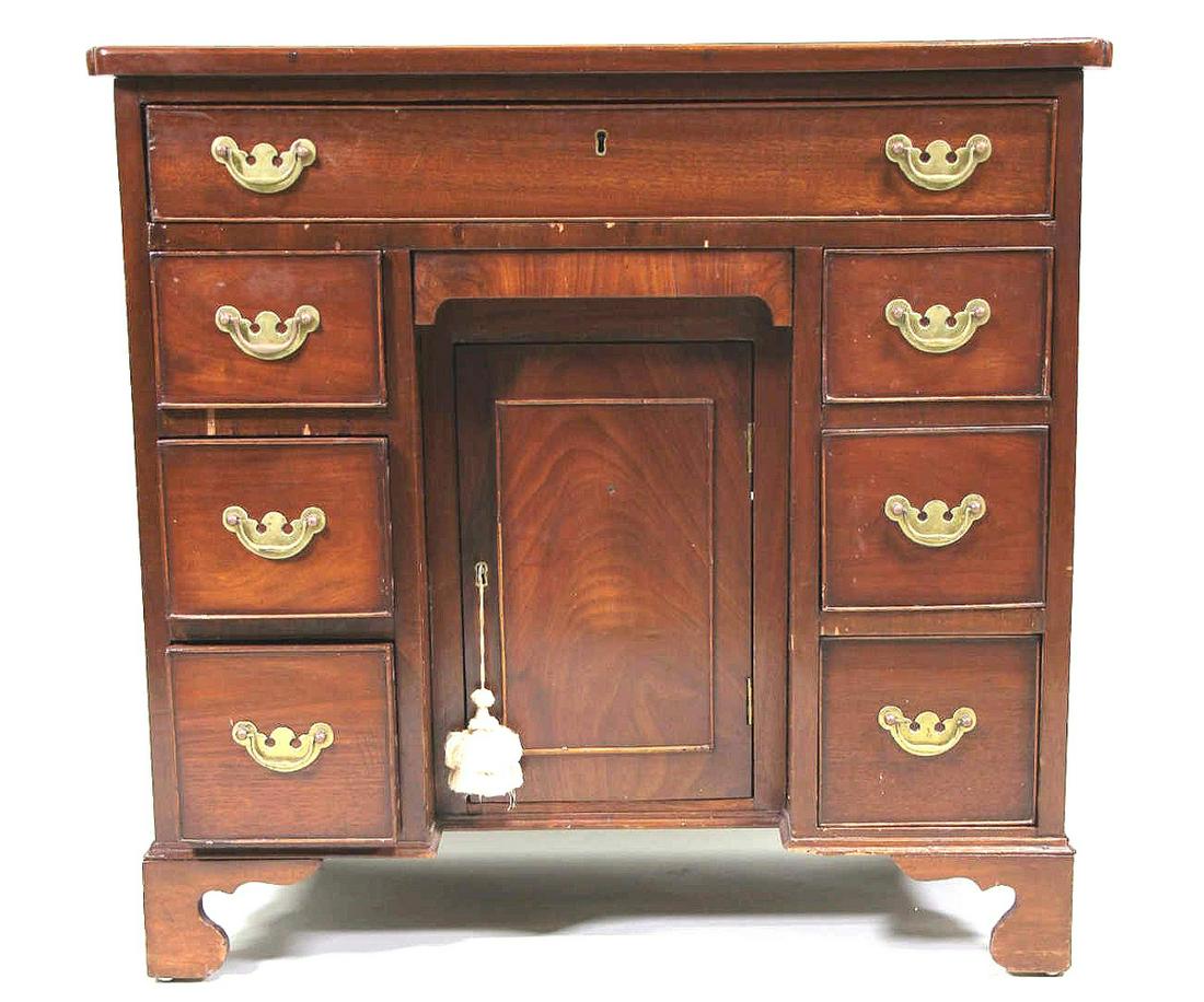 18th CENTURY GEORGIAN MAHOGANY KNEEHOLE DESK (1 of 4)