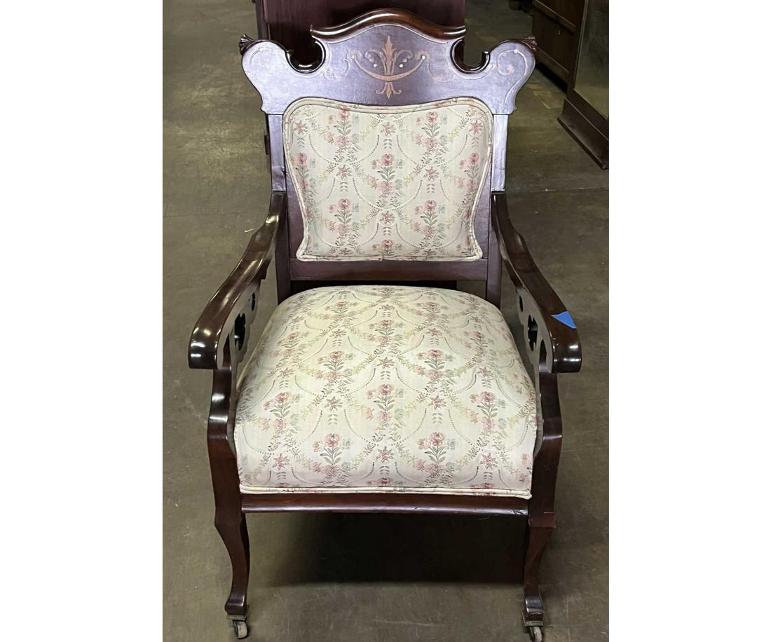 ANTIQUE ARMCHAIR: ANTIQUE ARMCHAIR