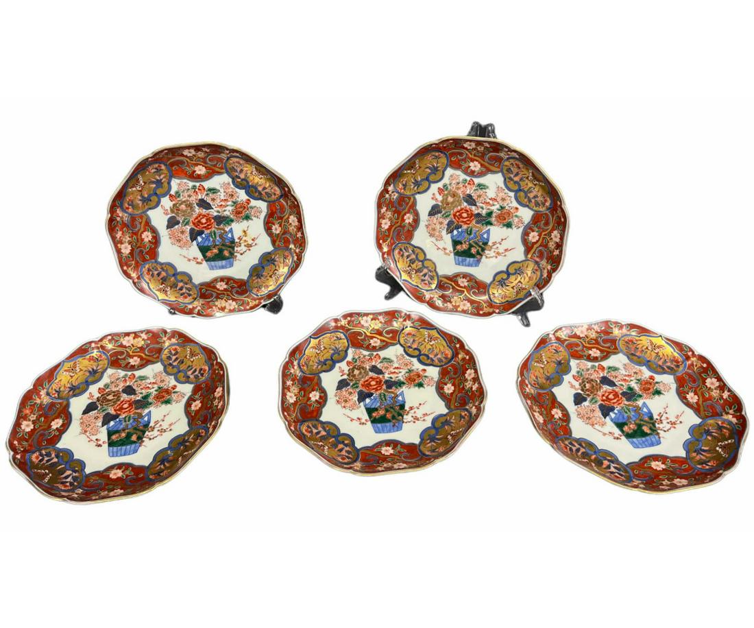 LOT OF FIVE 19th CENTURY IMARI PLATES (1 of 4)