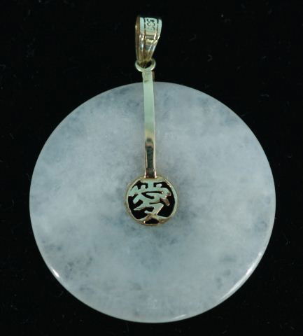 JADE DISC WITH 14KT GOLD TRIM SAYS "WEALTH": JADE DISC WITH 14KT GOLD TRIM SAYS "WEALTH", "MUTTON FAT" COLOR.