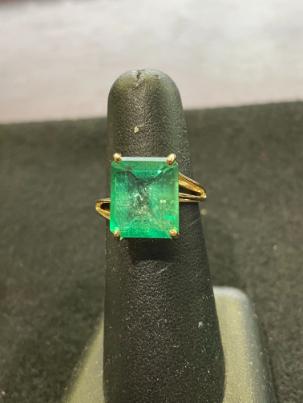 10KT. YELLOW-GOLD 7.15ct. EMERALD RING (1 of 5)