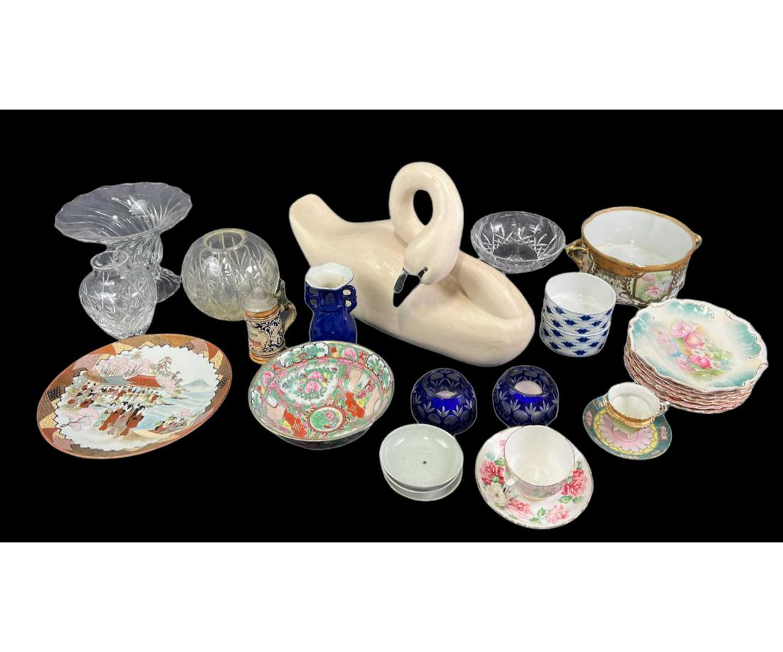 BOX LOT OF MISC CERAMIC & PORCELAIN PIECES (1 of 7)