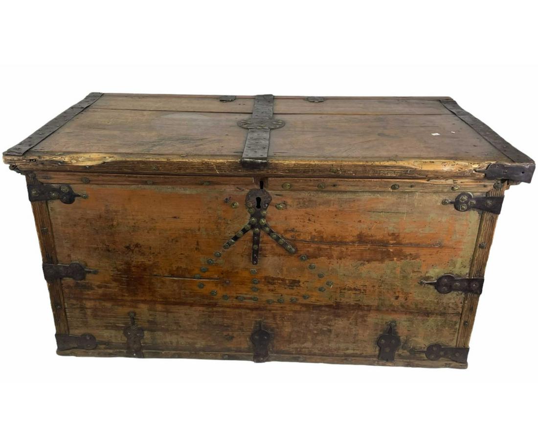 ANTIQUE WOODEN TRUNK: ANTIQUE WOODEN TRUNK. Height: 21 in. by Width: 41 in. by Depth: 22 in.