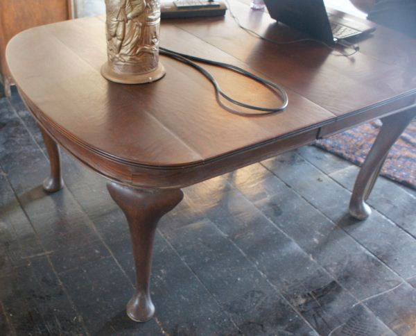 Antique English Dark Oak Dining Table with Queen A: Antique English Dark Oak Dining Table with Queen Anne Legs AS IS. Buyer's Responsibility: All items must be paid the day of purchase and removed from the premises no later than 5 p.m. Monday, June 27.