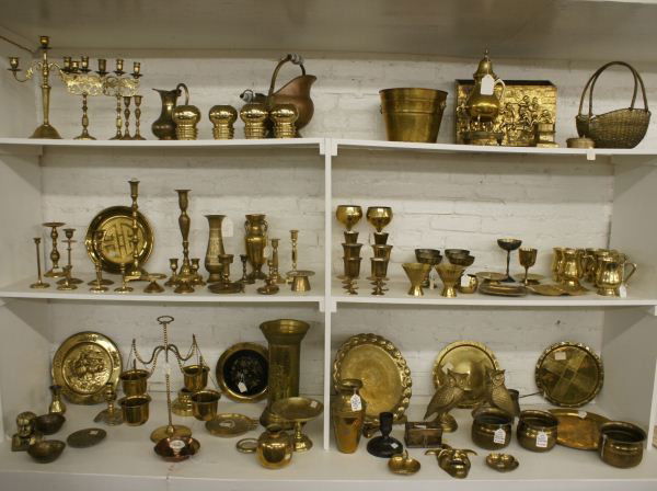 Mixed Lot / 6 Shelves of Assorted Brass Items: Mixed Lot / 6 Shelves of Assorted Brass Items. Buyer's Responsibility: All items must be paid the day of purchase and removed from the premises no later than 5 p.m. Monday, June 27.Or items may be pic
