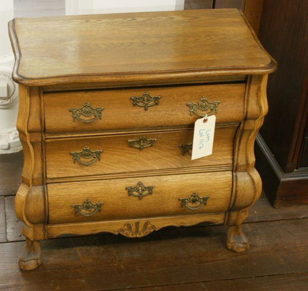 Antique Small Oak Chest of Drawers: Antique Small Oak Chest of Drawers. Buyer's Responsibility: All items must be paid the day of purchase and removed from the premises no later than 5 p.m. Monday, June 27. Or items may be picked up Sat