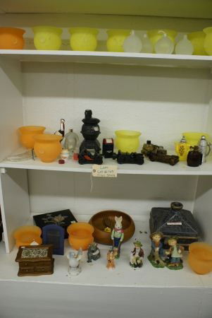 Mixed Lot / 3 Shelves of Assorted Decorative Item: Mixed Lot / 3 Shelves of Assorted Decorative Items. Buyer's Responsibility: All items must be paid the day of purchase and removed from the premises no later than 5 p.m. Monday, June 27. Or items may