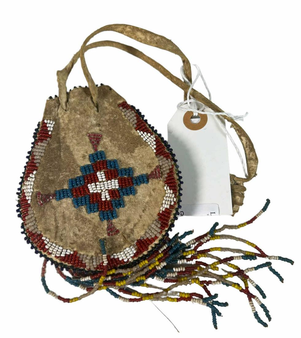 AMERICAN INDIAN BEADED MEDICINE BAG (1 of 2)
