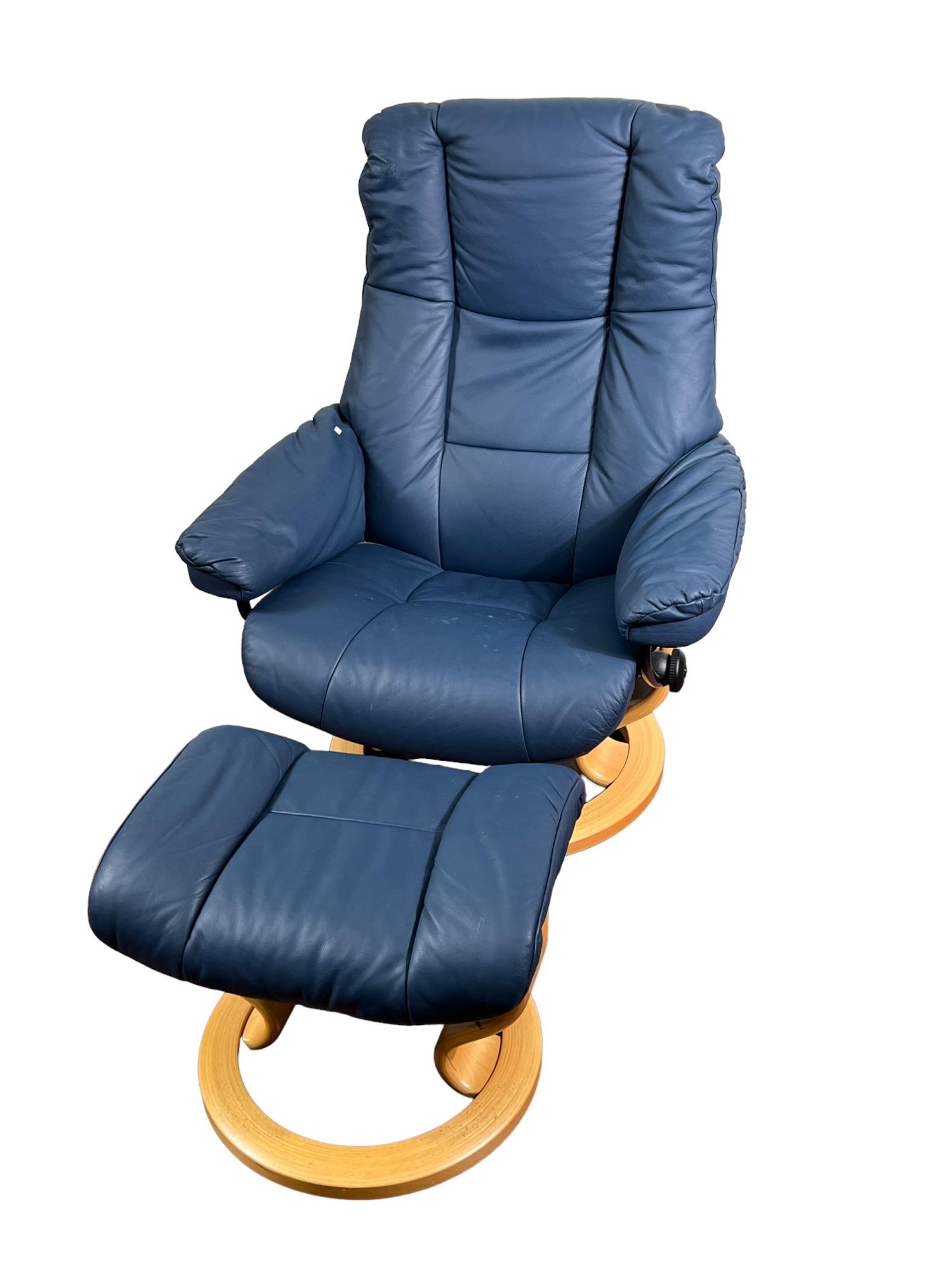 EKORNES STRESSLESS LOUNGE CHAIR AND OTTOMAN: EKORNES STRESSLESS LOUNGE CHAIR AND OTTOMAN IN BLUE LEATHER Height: 40 in. by Width: 31 in. by Depth: 29