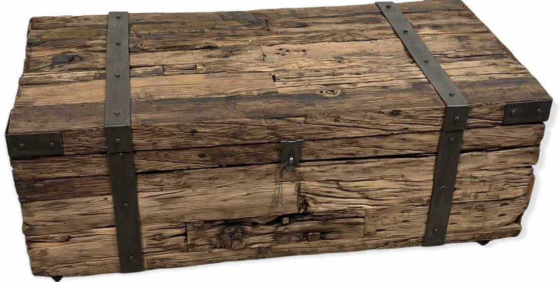 RECLAIMED WOOD HERITAGE COFFEE TABLE/TRUNK (1 of 4)