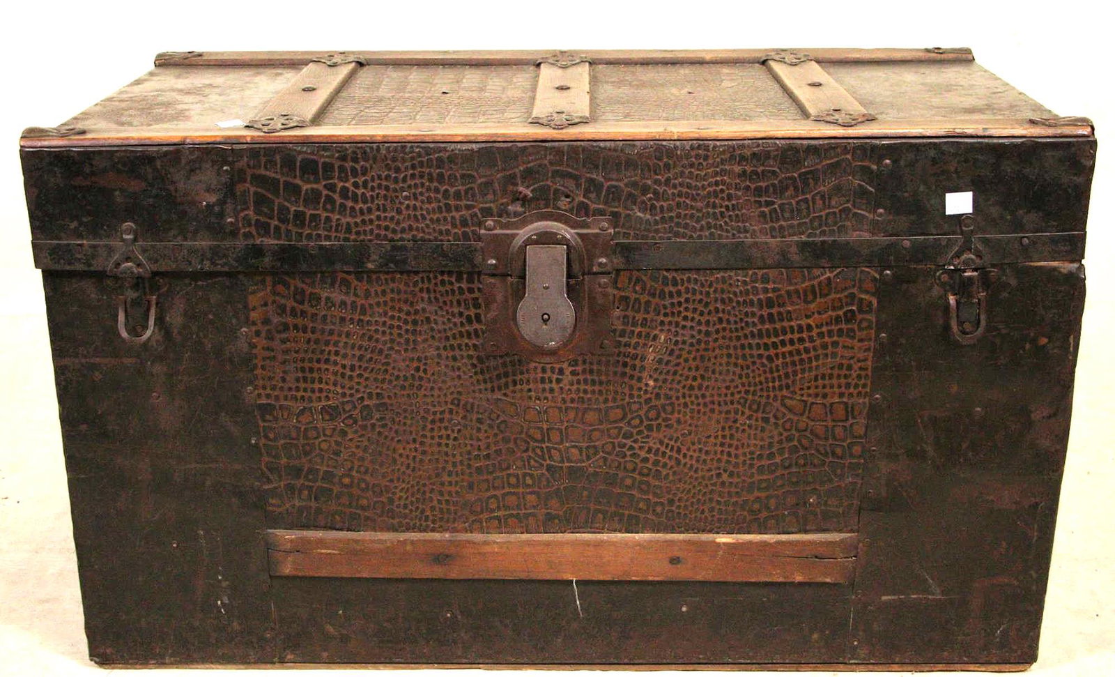ANTIQUE WOODEN TRUNK: ANTIQUE WOODEN TRUNK. Height: 19 in. by Width: 32.5 in. by Depth: 16 in.