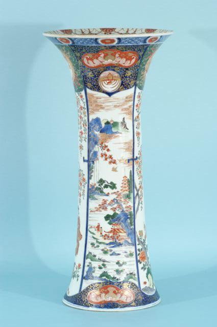 19th CENTURY IMARI PORCELAIN VASE