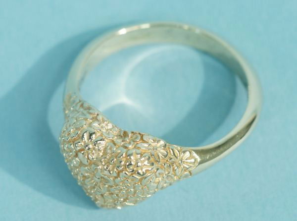 JAMES AVERY 14KT YELLOW GOLD HEART RING: JAMES AVERY 14KT YELLOW GOLD HEART RING. TOTAL APPROX. WEIGHT: 5.5 GRAMS.