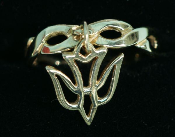 JAMES AVERY 14KT YELLOW GOLD DANGLE ANGEL RING: JAMES AVERY 14KT YELLOW GOLD DANGLE ANGEL RING. SIZE 6. TOTAL APPROX. WEIGHT: 3 GRAMS.