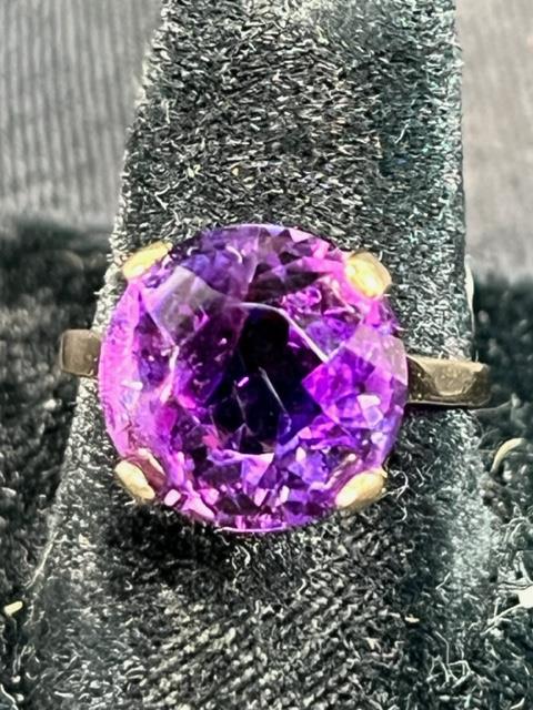 AMETHYST SET IN A 14KT YELLOW RING (1 of 2)