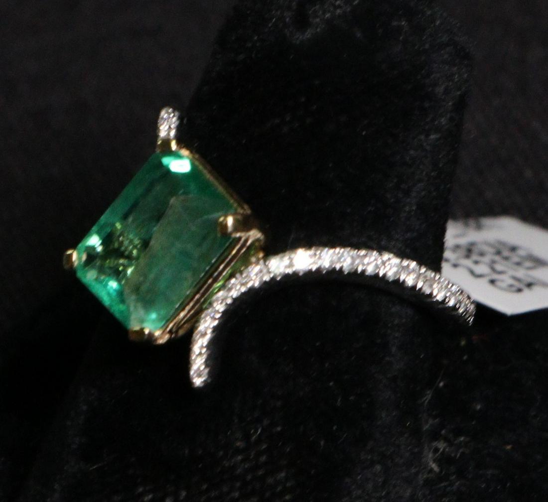 LADY'S EMERALD & DIAMOND RING (1 of 2)