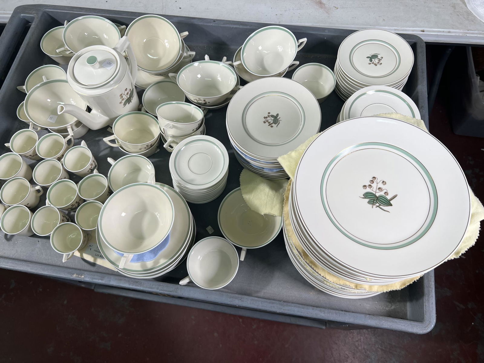 123-PC ROYAL COPENHAGEN "QUAKING GRASS" DINNERWARE (1 of 6)