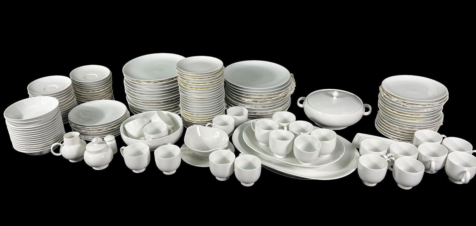 146-PIECE H&C SELB BAVARIA HEINRICH DINNERWARE (1 of 5)