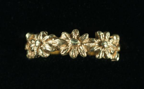 STAMPED JAMES AVERY 14KT YELLOW GOLD RING: STAMPED JAMES AVERY 14KT YELLOW GOLD RING. IT HAS A DESIGN OF CONTINUOUS FLOWERS FLOWING AROUND THE BAND. THIS RING IS NO LONGER IN PRODUCTION AND IN EXCELLENT CONDITION. TOTAL APPROX. WEIGHT IS 4.2 G