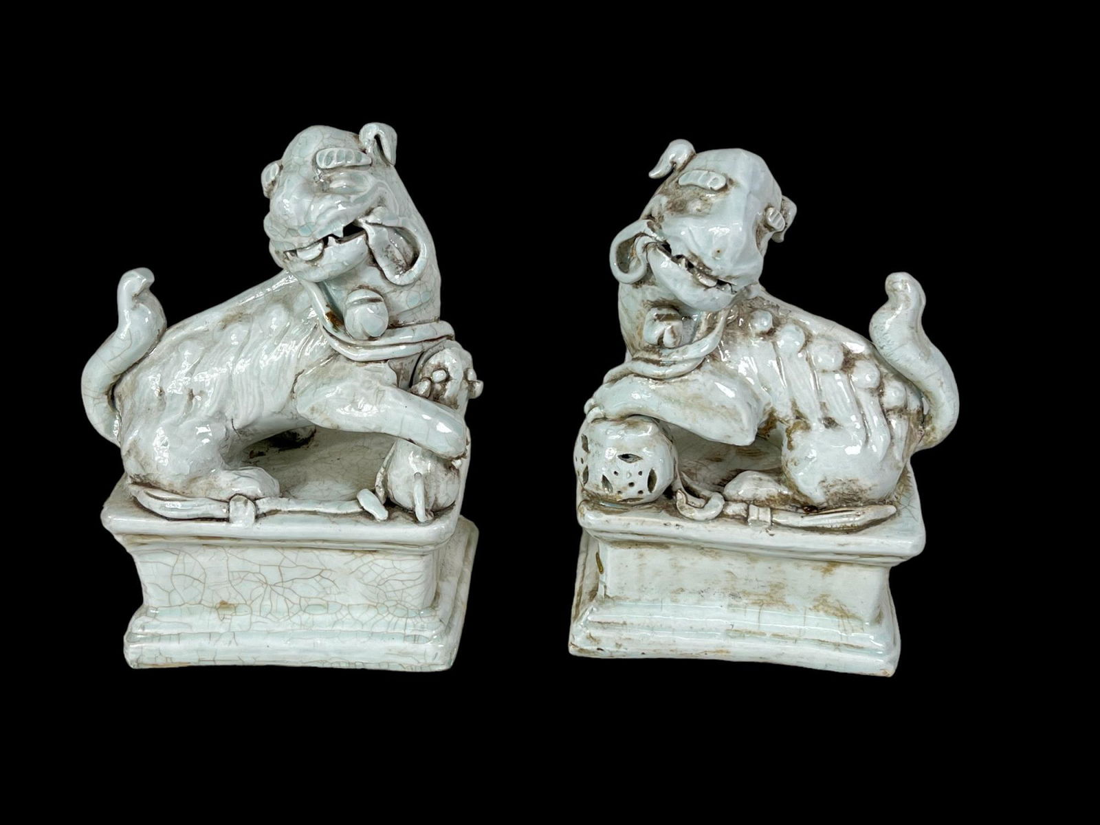 PAIR OF CHINESE PORCELAIN FOO DOGS (1 of 4)