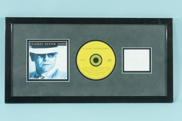 ELTON JOHN, AUTOGRAPH AND "CLASSIC ELTON JOHN" CD: ELTON JOHN, AUTOGRAPH AND "CLASSIC ELTON JOHN" CD