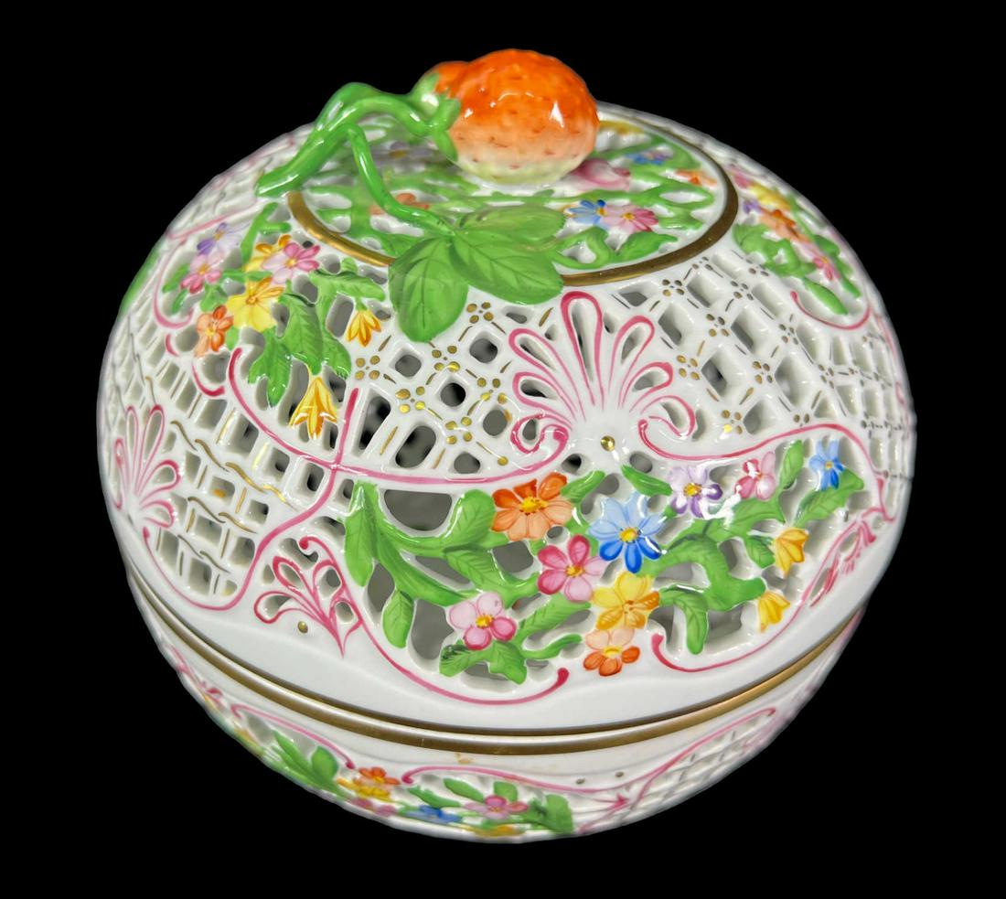 VINTAGE HEREND RETICULATED PIERCED LIDDED BOX (1 of 2)