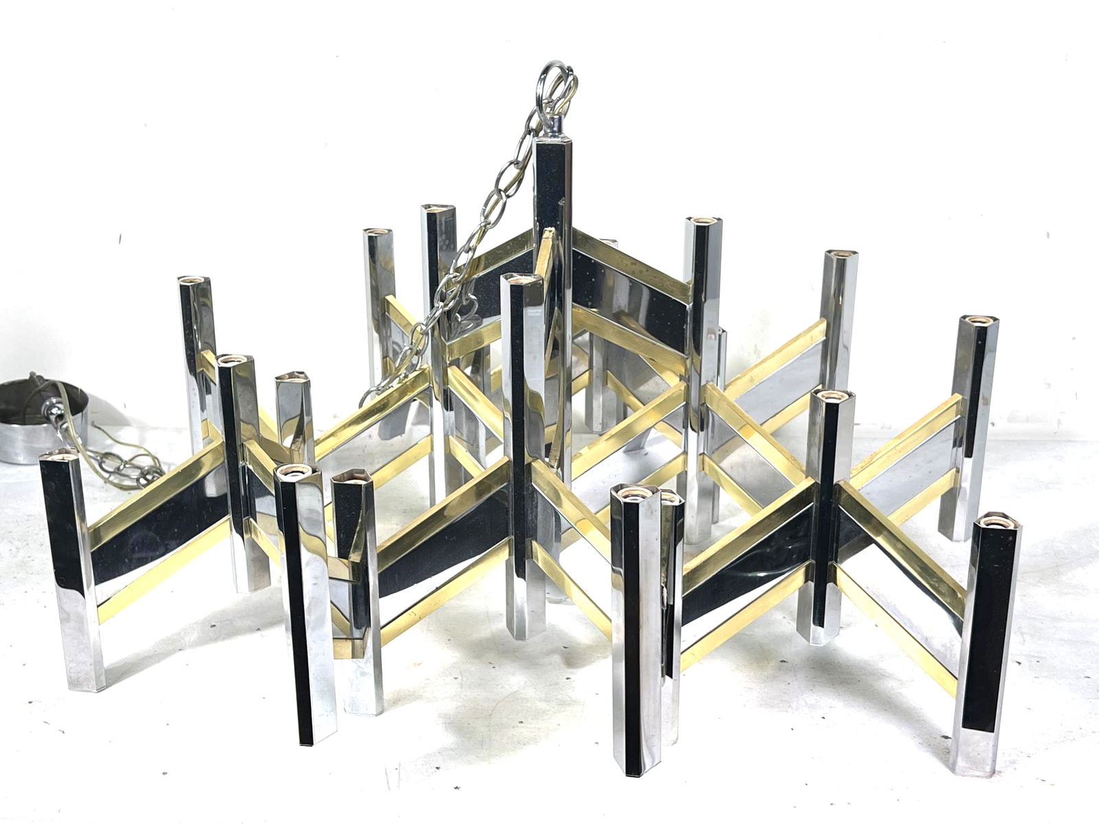 GAETANO SCIOLARI MID-CENTURY ITALIAN CHANDELIER: MID-CENTURY ITALIAN SCIOLARI TWENTY-ONE LIGHT CHANDELIER BY GAETANO SCIOLARI. Height: 40 in. by Width: 30 in. by Depth: 30 in.