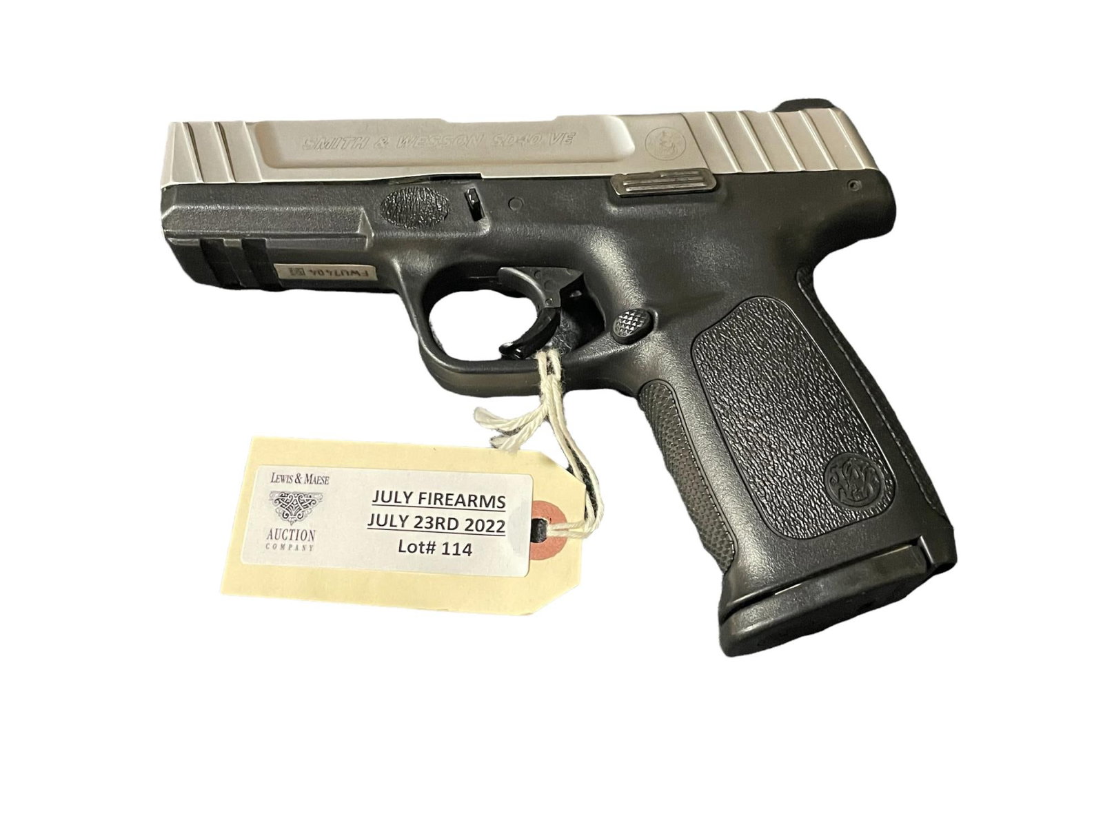 USED SMITH & WESSON SD40VE .40S&W PISTOL: USED SMITH & WESSON SD40VE .40S&W PISTOL - INCLUDES ONE MAGAZINE; CALIBER: .40S&W; SERIAL NUMBER: FWU7404; USED FIREARM; (L64)