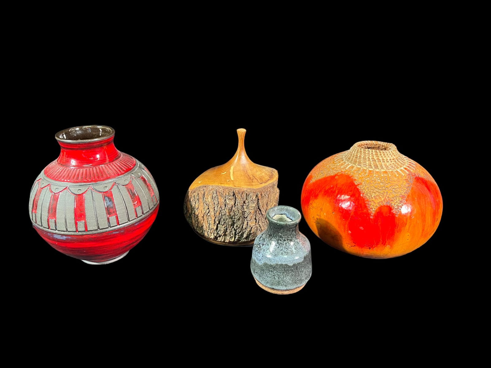 4 MISCELLANEOUS DECORATIVE VASES (1 of 8)