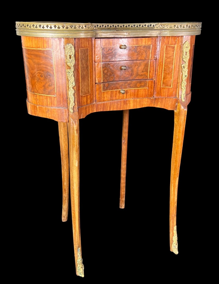 VINTAGE FRUITWOOD KIDNEY SHAPED SIDE TABLE: VINTAGE FRUITWOOD KIDNEY SHAPED SIDE TABLE. Height: 29 in. by Width: 21.5 in. by Depth: 11.5 in.