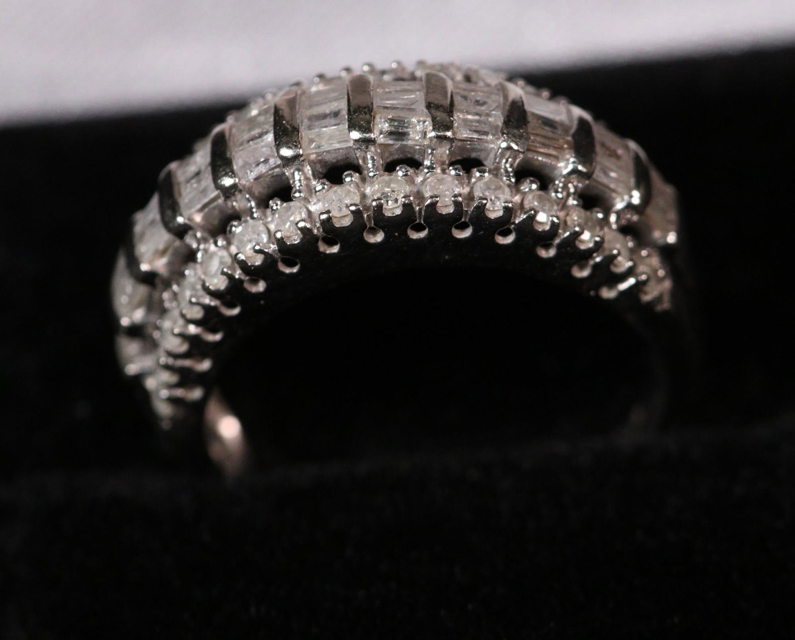 DESIGNER DIAMOND DINNER RING IN 18K WHITE GOLD. Size 7.5. (1 of 3)