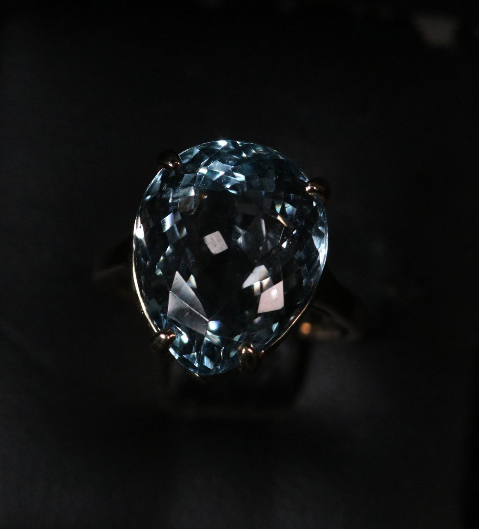 8.65 CT GENUINE BLUE TOPAZ SOLITAIRE RING YLW GOLD (1 of 2)