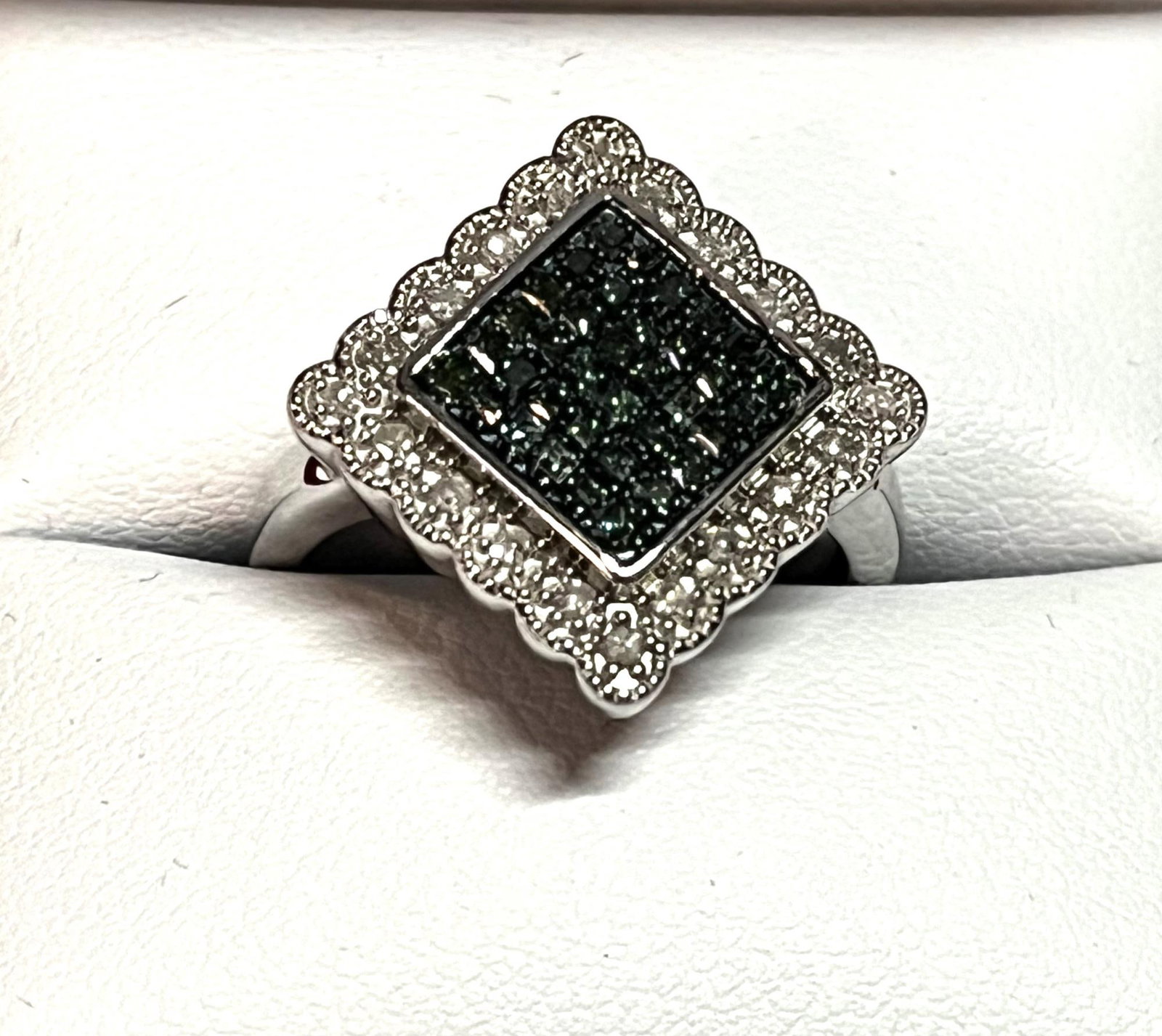 ELEGANT GENUINE BLUE AND WHITE COCKTAIL RING: ELEGANT GENUINE BLUE AND WHITE COCKTAIL RING