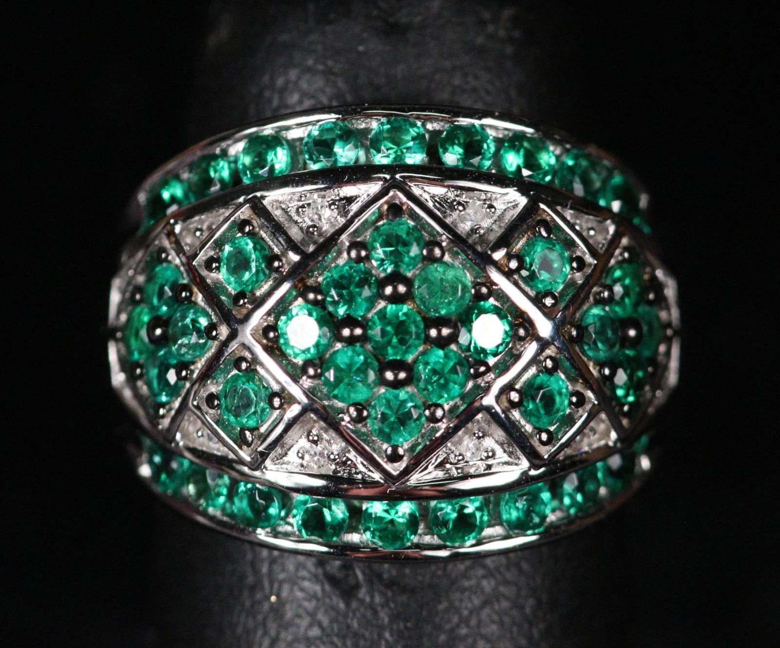 GENUINE EMERALD AND DIAMOND ESTATE RING (1 of 3)