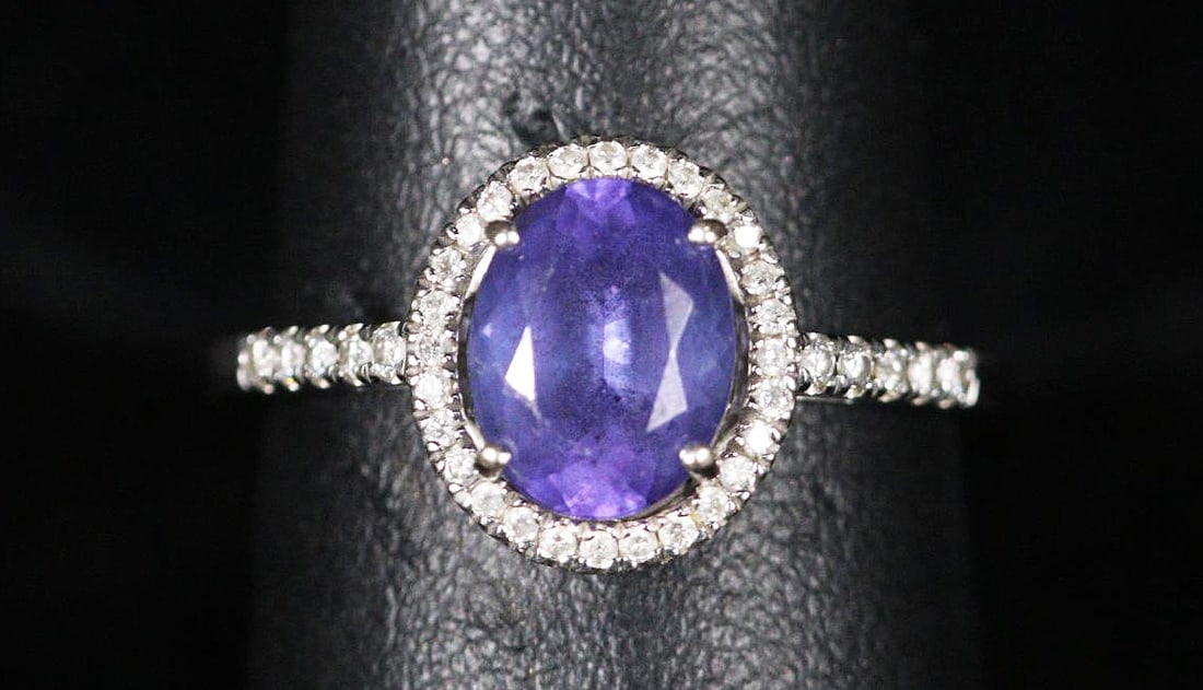 TANZANITE 14KT WHITE GOLD 7.5 SIZE RING: TANZANITE 14KT WHITE GOLD 7.5 SIZE RING.