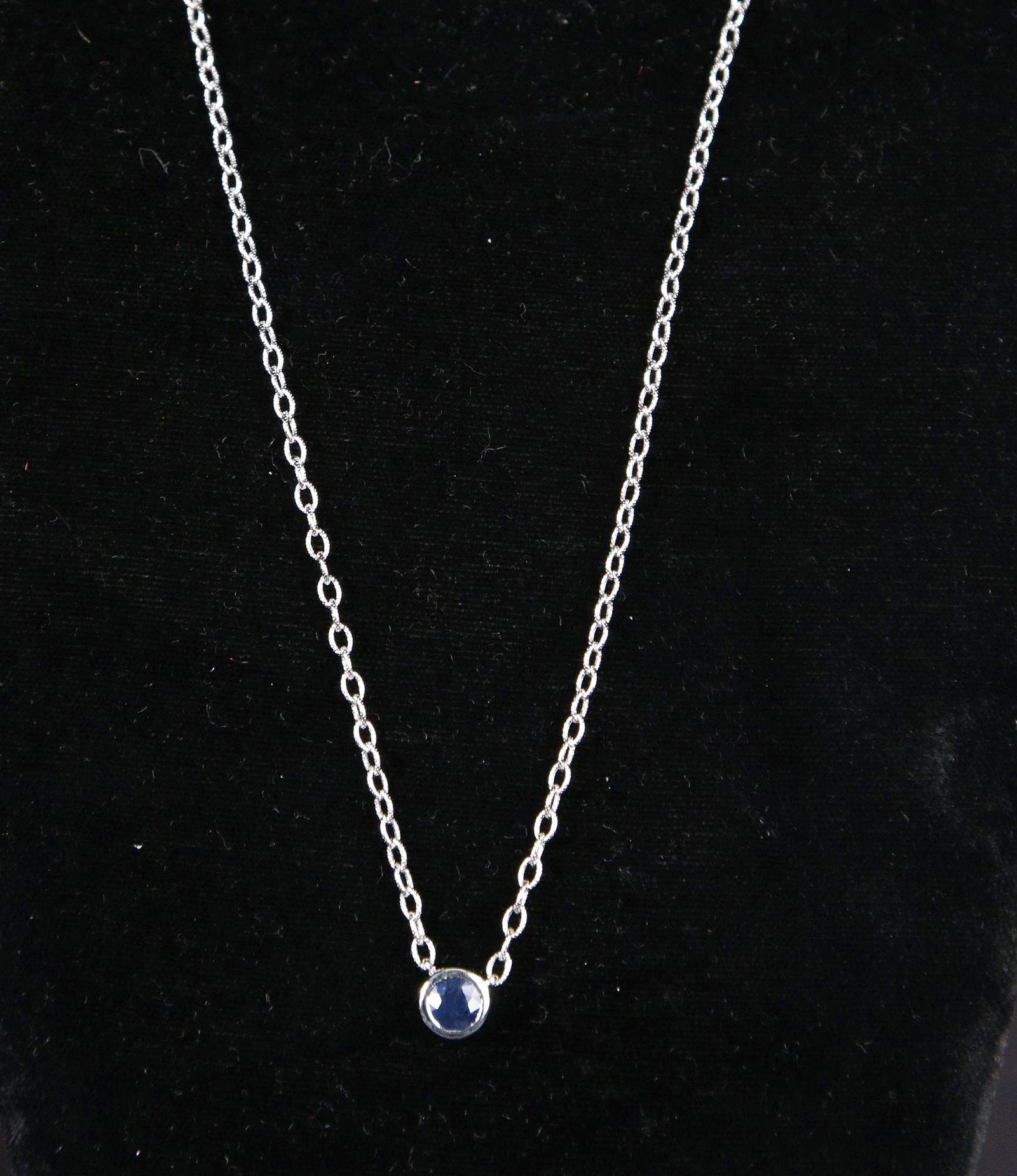 GENUINE SANNHIRE NECKLACE 14 KT. WHITE GOLD (196): GENUINE SAPPHIRE NECKLACE 14 KT. WHITE GOLD (196)