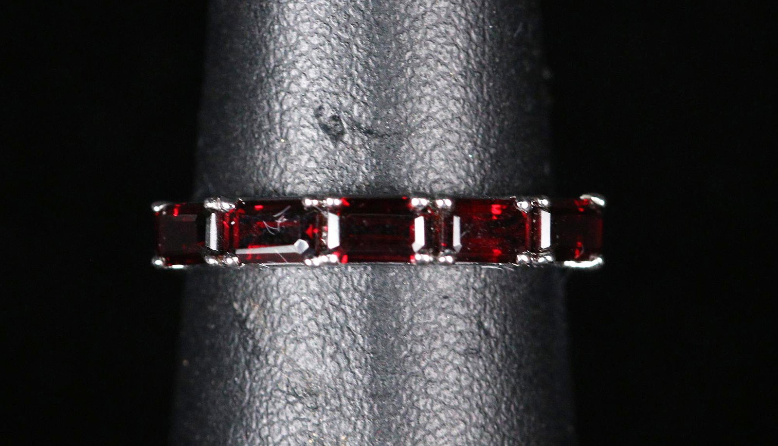 GENUINE GARNET EVENING RING SIZE 7: GENUINE GARNET EVENING RING SIZE 7 STERLING SILVER (226)