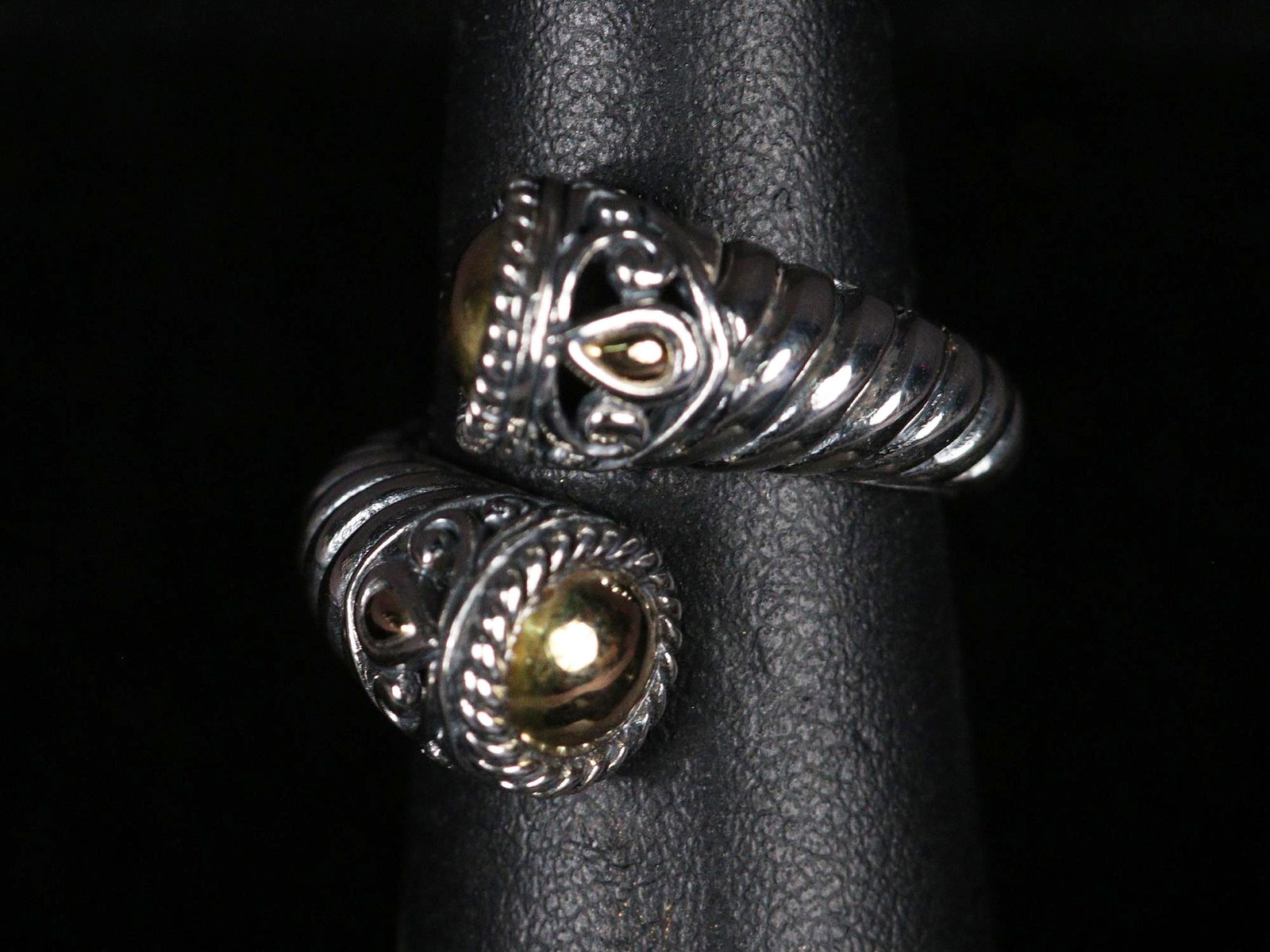 18 KT. YELLOW GOLD AND .925 S.S. DESIGNER RING: 18 KT. YELLOW GOLD AND .925 S.S. DESIGNER RING SIZE 7 (268)