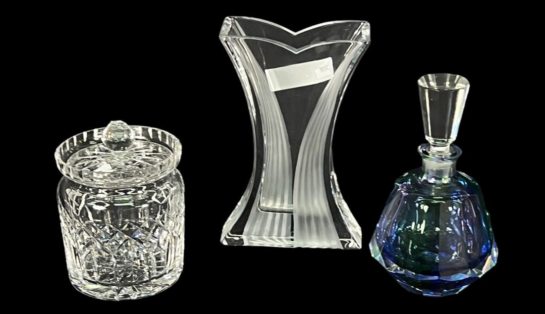 LOT OF THREE CRYSTAL PIECES (1 of 4)