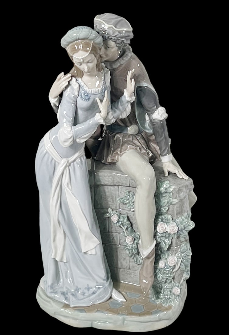 LLADRO COUPLE TOGETHER PORCELAIN FIGURE (1 of 3)
