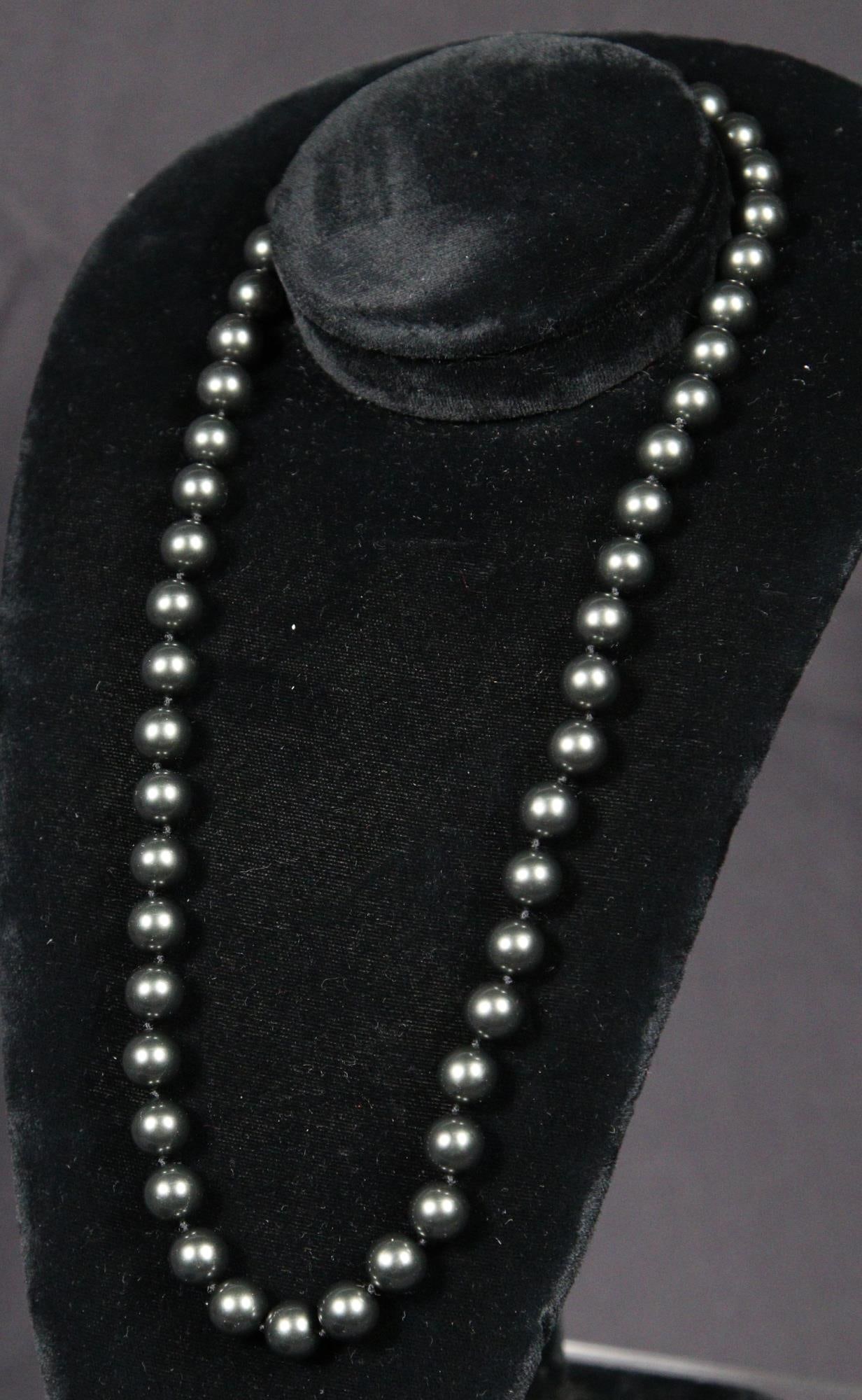 22" BLACK SOUTH SEA PEARL NECKLACE WITH 14K FLUTED: 22" BLACK SOUTH SEA PEARL NECKLACE WITH 14K FLUTED CLASP