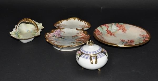 MIXED LOT OF LIMOGES PORCELAIN TRAYS AND BOWLS: MIXED LOT OF FIVE PIECES OF ANTIQUE LIMOGES PORCELAIN TRAYS AND LIDDED BOWLS.