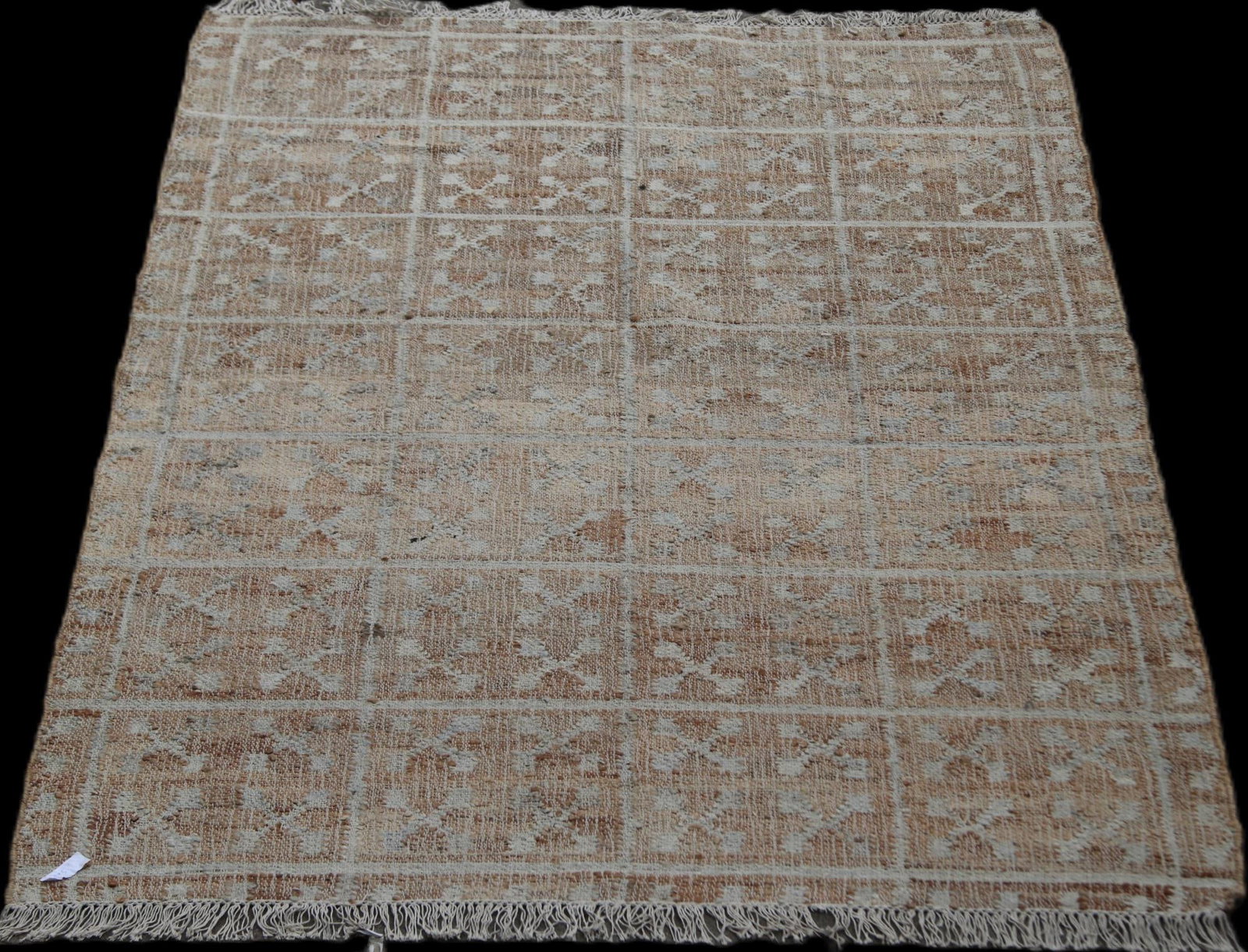 BROWN AND WHITE BURBUR PATTERN RUG: BROWN AND WHITE BURBUR PATTERN RUG Height: 94 in. by Width: 61